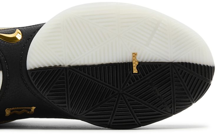 LeBron 22 Mogul