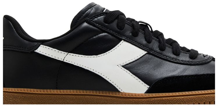 Trainer Black White