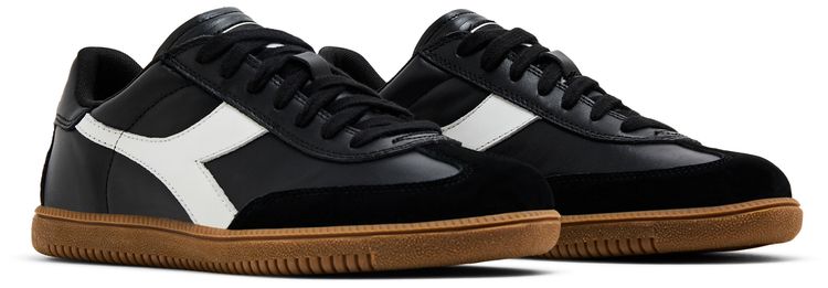 Trainer Black White