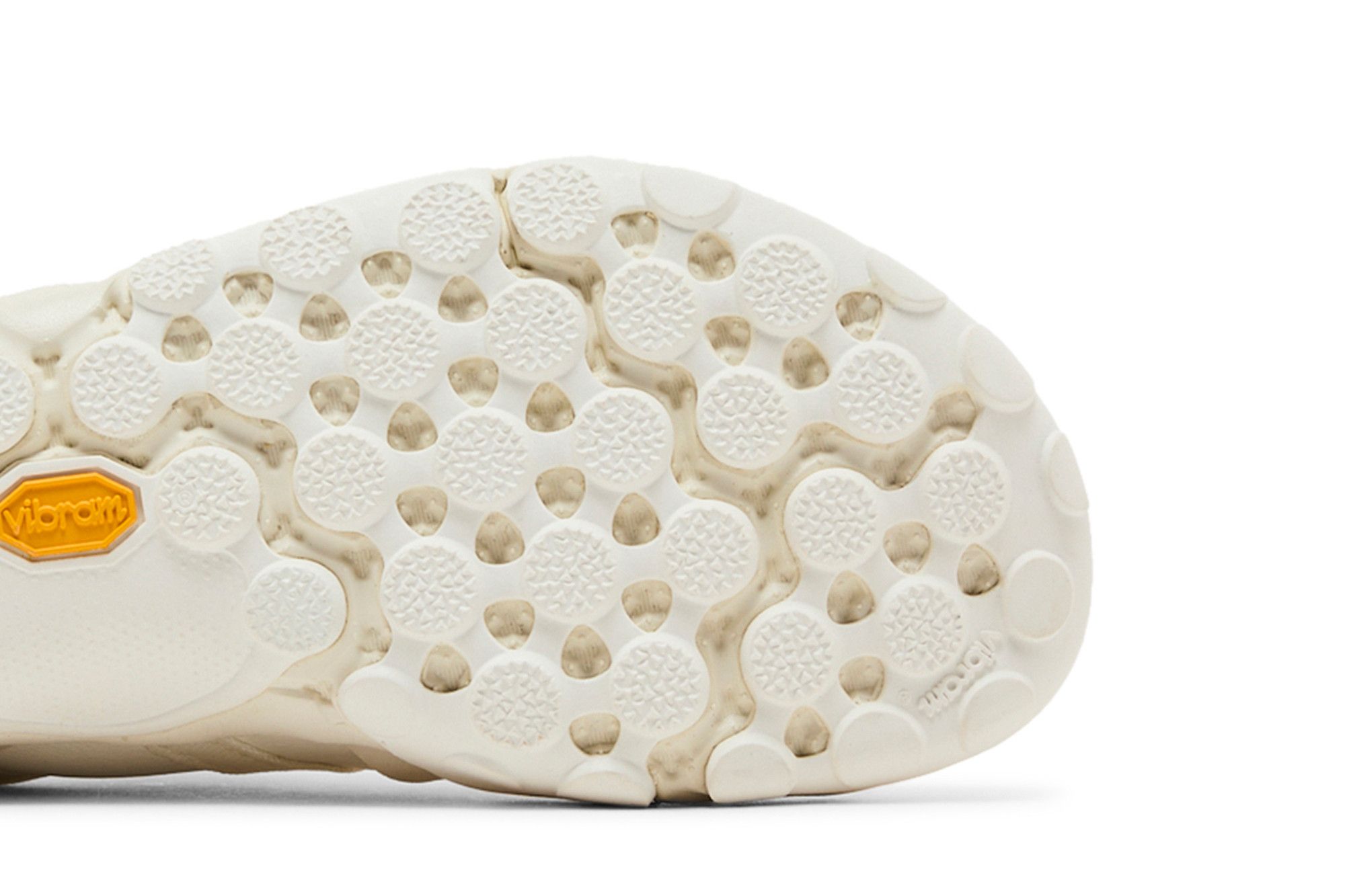 IsseyMiyake × NewBalance スニーカー イッセイミヤケとニューバランスが初のコラボ。素足のような履き心地と