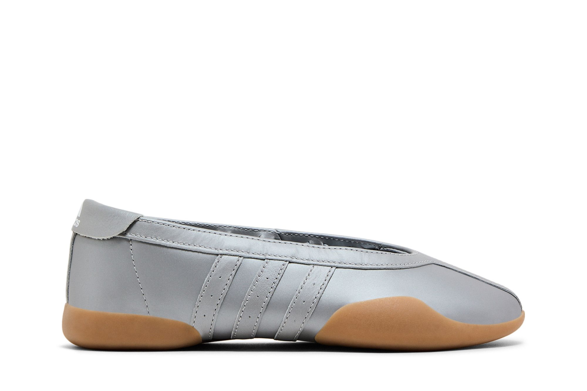 Tênis feminino Wmns Taekwondo Mei Ballet na cor prata metálico com sola de borracha marrom. Vista lateral, mostrando detalhes das costuras e tiras laterais características da Adidas. Fundo branco, posição horizontal.
