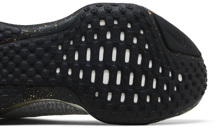 Nike ZoomX Invincible 3 Light Smoke Grey Gold