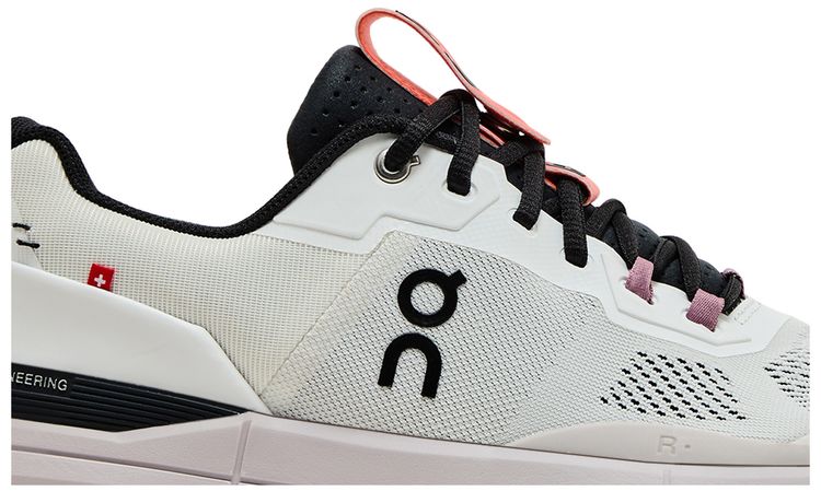 ON The Roger Pro Clay Undyed White Lily