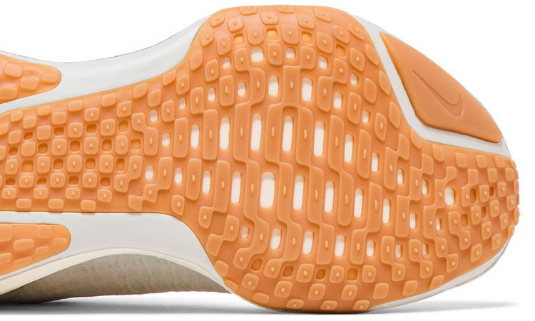 Nike Wmns ZoomX Invincible 3 Light Bone Sail Gum