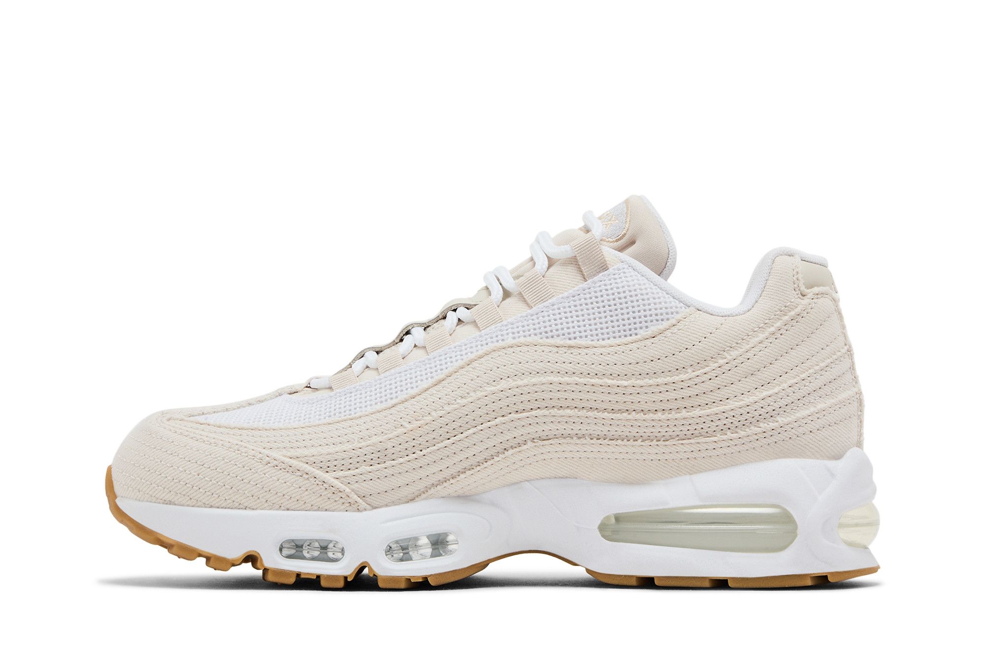 Tênis Levi's x Air Max 95 OG Light Orewood Brown vista lateral esquerda, estrutura têxtil clara, detalhes costurados, sola branca com unidades Air visíveis, fundo branco.