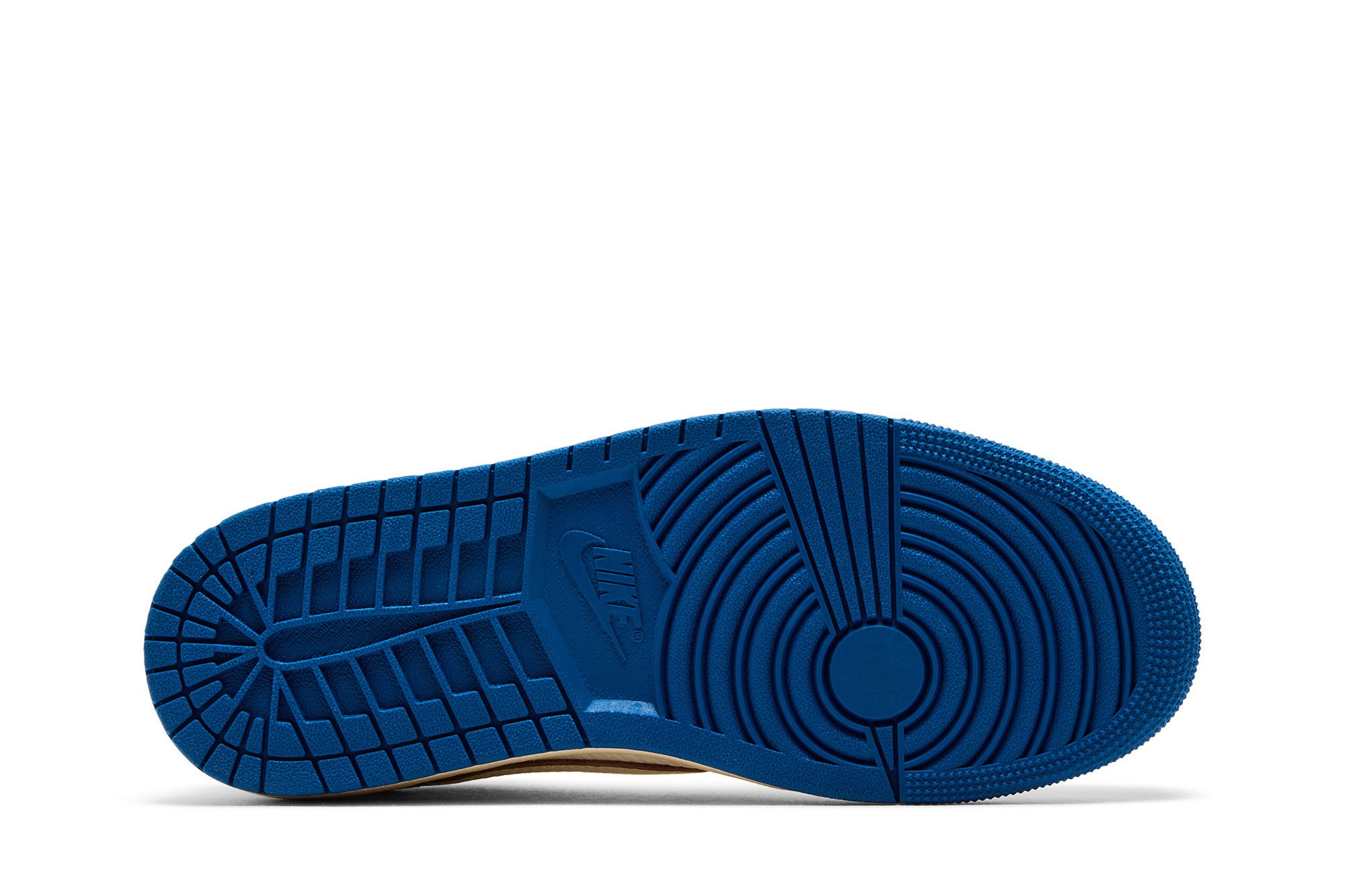 Vista inferior do tênis Air Jordan 1 Retro Low OG SP, mostrando solado azul com distintivo desenho de ranhuras e logo Nike no centro, textura antiderrapante evidente.