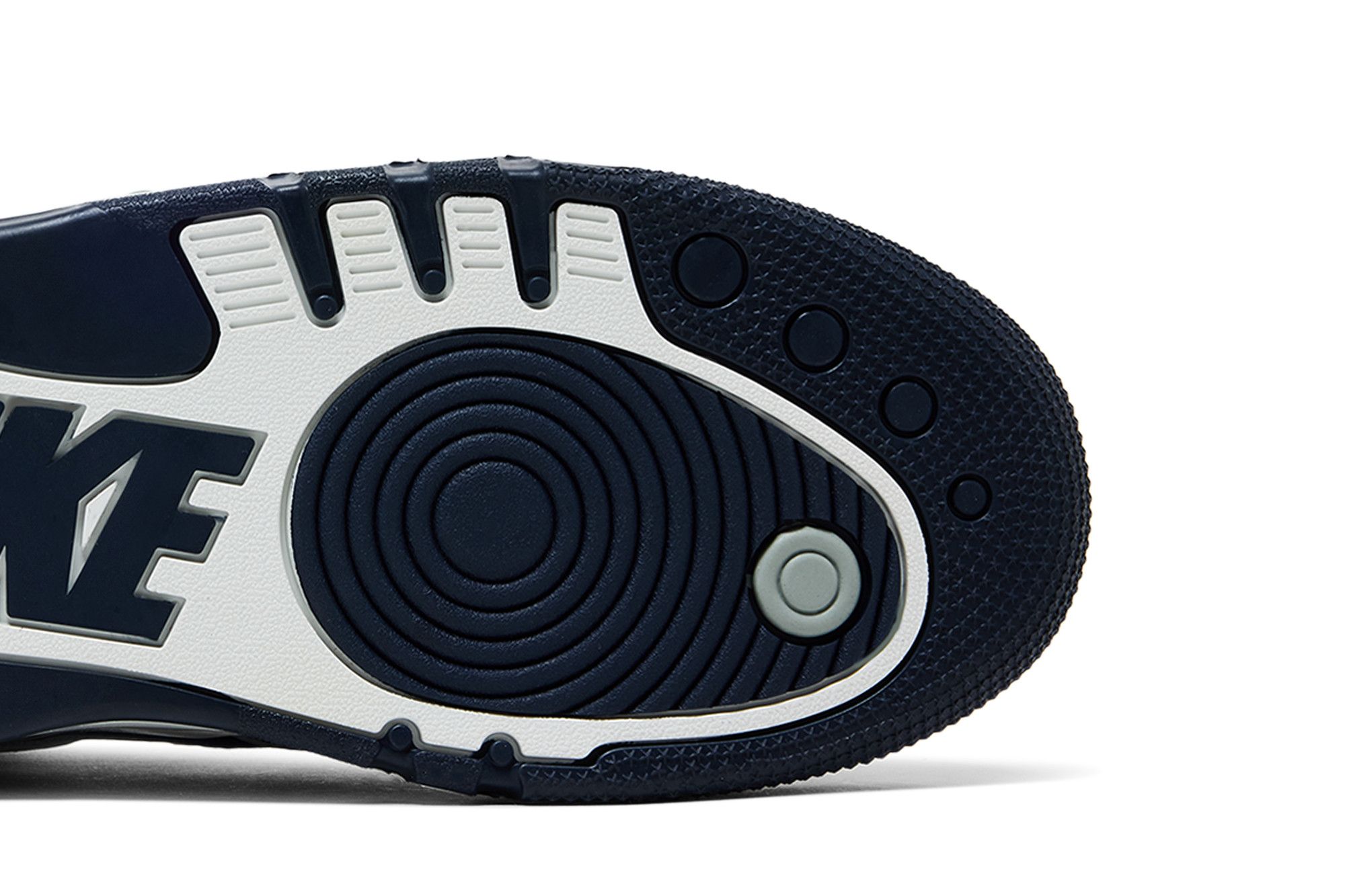 NIGO®とNikeコラボ カレッジパック ワッペン ピンバッジ 3点セット Nigo's First Nike Collection Drops This Week