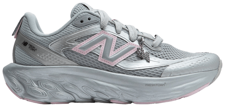 New Balance - x Ganni Fresh Foam Sneaker in Silver Metallic - UTRNGA
