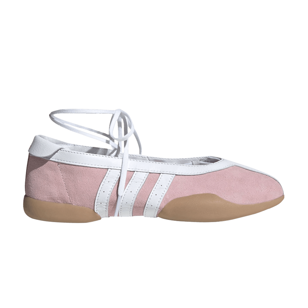 Imagem lateral de sapatilha feminina Wmns Taekwondo Mei Ballet 'Clear Pink Gum' com cadarço branco, faixa branca lateral e sola de borracha marrom clara, fundo transparente.