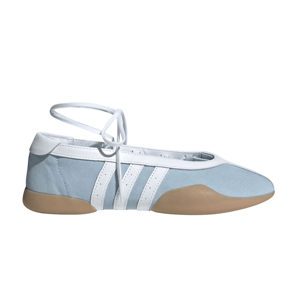 Tênis feminino Wmns Taekwondo Mei Ballet 'Clear Sky Gum' em vista lateral direita, cor azul claro com detalhes brancos e sola de tom gum. Fundo branco sem elementos adicionais. Desenho inspirado em sapatilhas de balé.